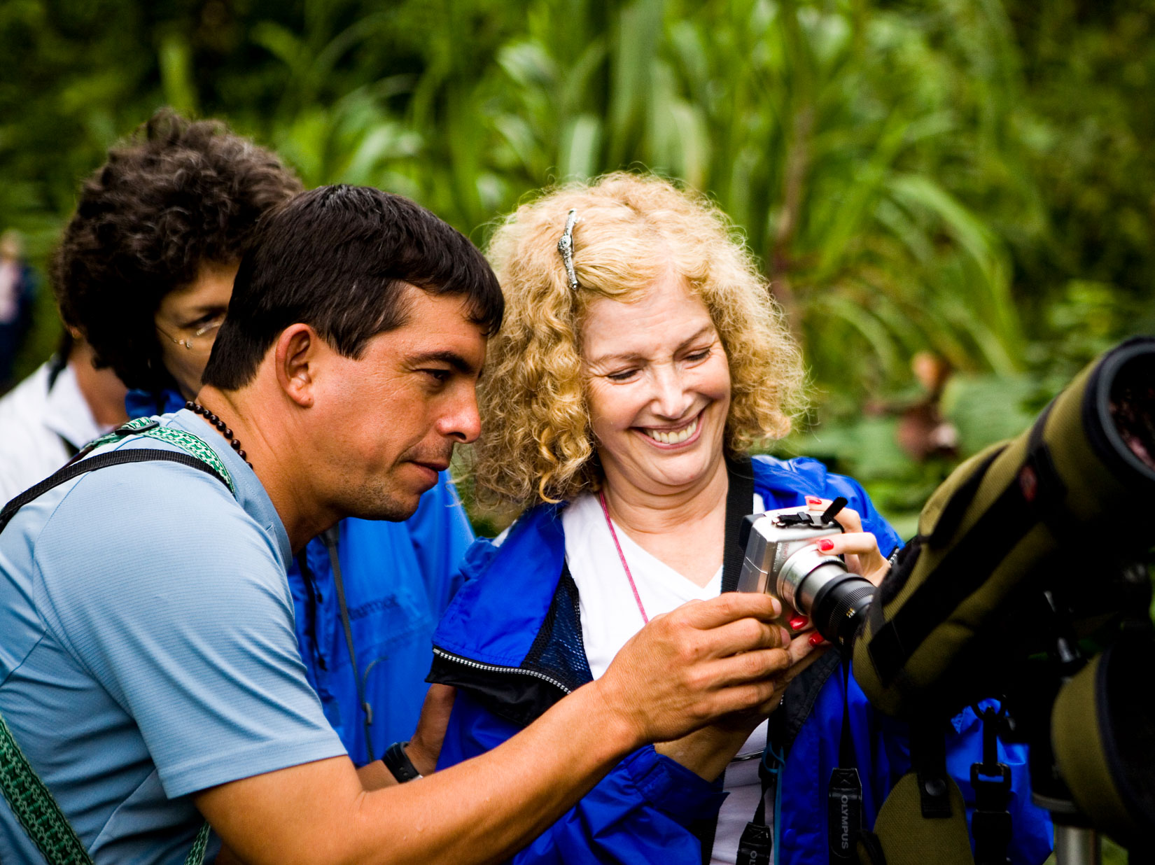 Trip guide helps woman with camera